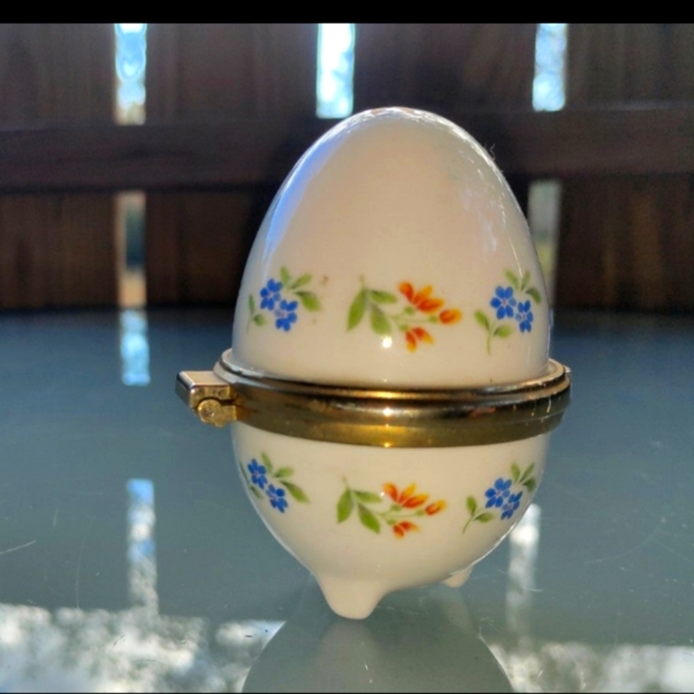 Egg Jewelry holder